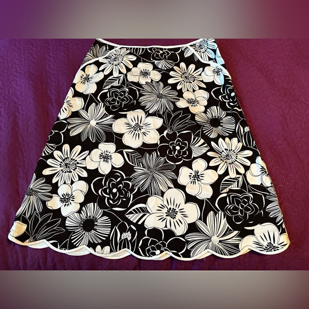 Grace elements skirt, size 8 with scalloped edges at the bottom – black & white
